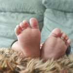 Babyvoetjes met zacht vetweefsel onder de voet, wijde tenenstand en nog zonder voetbogen
