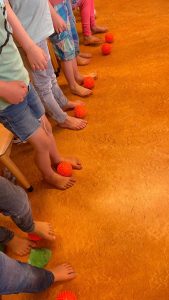Blote voeten oefening in groep 1/2 van basisschool De Beurthonk in Odijk 24-5-24