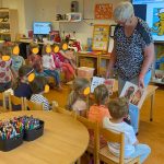 workshop bevrijd je voeten op basischool Odijk. Kinderen kijken naar voeten in te kleine schoenen